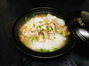 盛到小砂锅里，撒上葱花