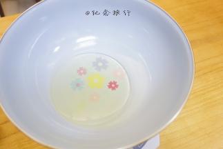 盆里加入玉米油、牛奶/水、盐0.5g混合搅拌均匀,水油充分乳化备用，看不到油点，有点稠稠的状态