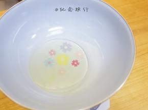 盆里加入玉米油、牛奶/水、盐0.5g混合搅拌均匀,水油充分乳化备用，看不到油点，有点稠稠的状态