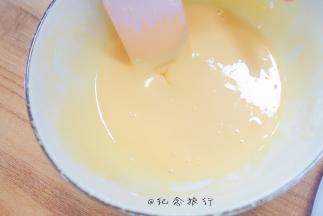 加入65g黄混合成无颗粒的蛋黄糊备用