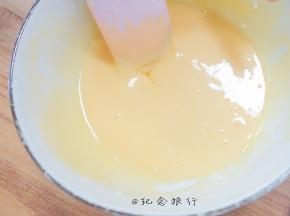 加入65g黄混合成无颗粒的蛋黄糊备用