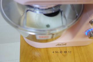 先低速将蛋白跟白砂糖混合，再高速打发，等有点凝固就可以转3-4档中低速打，边打边观察