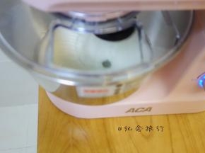 先低速将蛋白跟白砂糖混合，再高速打发，等有点凝固就可以转3-4档中低速打，边打边观察
