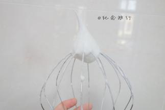 打至中性偏发泡的状态，这个状态是接近直立只有一点点弯沟的状态，一定要看清楚哦，太软的弯沟也不会成功的。蛋白凝固时要打一会看一下千万别打发过头，