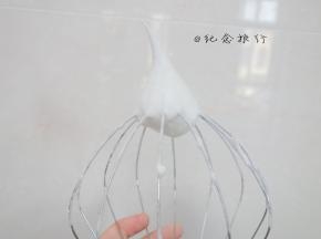 打至中性偏发泡的状态，这个状态是接近直立只有一点点弯沟的状态，一定要看清楚哦，太软的弯沟也不会成功的。蛋白凝固时要打一会看一下千万别打发过头，