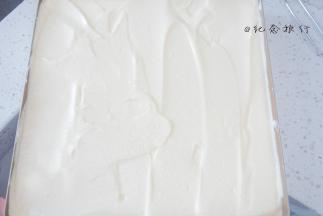 备28*28正方形烤盘垫上烤纸/油布，我四周没垫，金盘不粘效果好很容易取下来的
面糊用刮板迅速弄平整，你可以在烤盘下面垫一块湿布，然后敲几下让面糊更平整还有可以振荡出一些大气泡，如果你的面糊很稀不需要用刮板那么很遗憾不是消泡就是蛋白没有打到位
