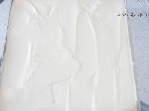 备28*28正方形烤盘垫上烤纸/油布，我四周没垫，金盘不粘效果好很容易取下来的
面糊用刮板迅速弄平整，你可以在烤盘下面垫一块湿布，然后敲几下让面糊更平整还有可以振荡出一些大气泡，如果你的面糊很稀不需要用刮板那么很遗憾不是消泡就是蛋白没有打到位
