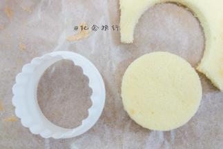 将蛋糕用模具压出圆形的片备用