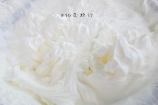 12、	打至9分发，取出30g奶油加入数滴红色色素备用