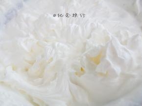 12、	打至9分发，取出30g奶油加入数滴红色色素备用