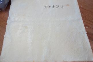 烤箱提前预热190度烤20分钟 蛋糕表面金黄即可出炉，拿出来立即把烤盘从高处落下震荡出热气 连同烤盘一起晾，晾凉脱去油布备用