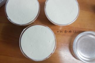 打至9分发，取出30g奶油加入数滴红色色素备用