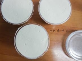 打至9分发，取出30g奶油加入数滴红色色素备用