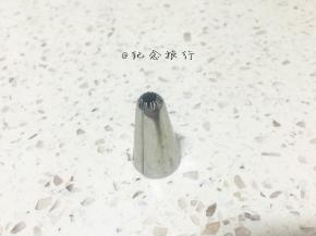 我用的是这样的小号圆嘴有很小的齿你也可以用圆嘴做，做胡子跟眼睛都是这个花嘴做的