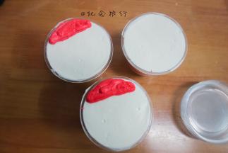 	红色奶油部分装入裱花袋挤花做帽子、鼻子