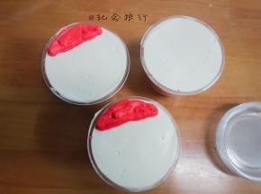 	红色奶油部分装入裱花袋挤花做帽子、鼻子