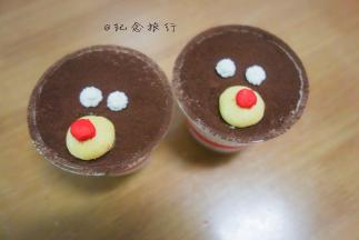 麋鹿筛可可粉 用花嘴裱上眼睛，蛋黄饼干做鼻子，因为筛了可可粉所以奶油挤上去比较难粘住 你可以用一个牙签辅助一下