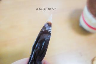 18、	巧克力融化以后放入裱花袋剪一个小口