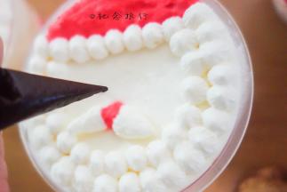 用巧克力画上圣诞老人的眼睛跟麋鹿的眼睛