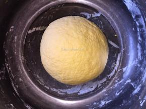 揉成柔硬适中的南瓜面团
