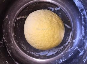 揉成柔硬适中的南瓜面团
