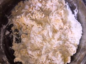 加入适量南瓜泥搅拌成絮条状
