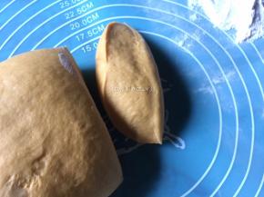 拿出揉出面团里的空气，排好气的面团切开是没有气孔的
