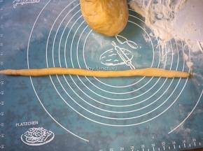 然后取一小份面团揉成长条状
