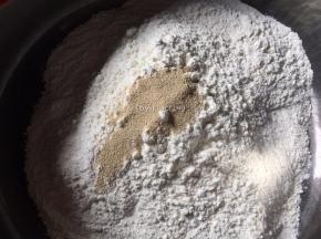 把面粉和酵母倒入盆中
