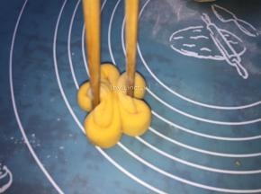 用筷子在卷起的两端向中间夹紧，使中间粘聚在一起
