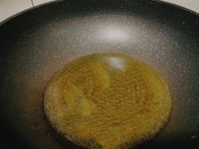 起油锅，炒面油要多加些