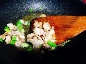五花肉煸炒至金黄