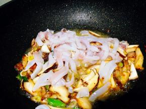 翻炒后加入鱿鱼