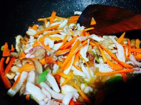 每加一种食材时必须翻炒