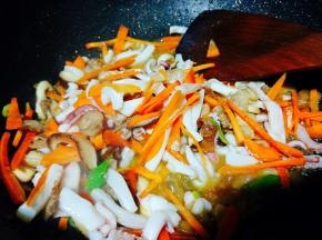 每加一种食材时必须翻炒
