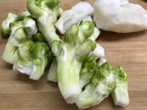 把抱子芥去除老皮和茎叶。