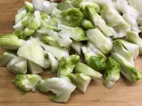 洗净后切成滚刀块。