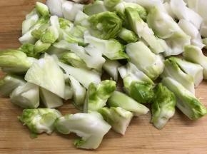 洗净后切成滚刀块。