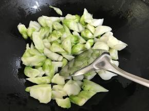 放入抱子芥翻炒。