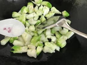 加入少许盐炒匀。