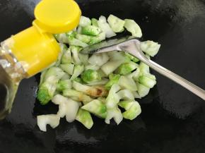 再放入1勺生抽。