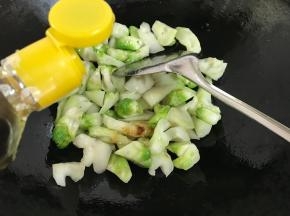 再放入1勺生抽。