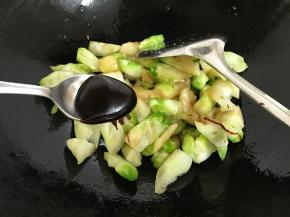 然后再放入1勺海鲜酱。