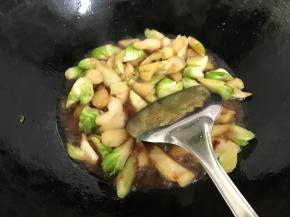 翻炒均匀后加入少许水煮开。