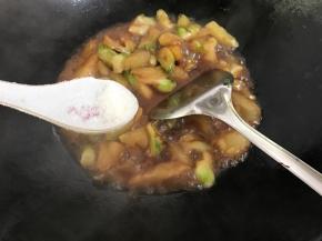 最后放入适量糖调味。即可出锅。