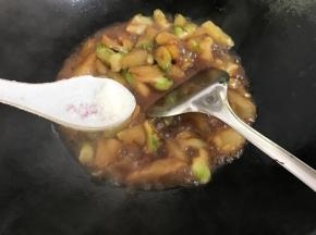 最后放入适量糖调味。即可出锅。