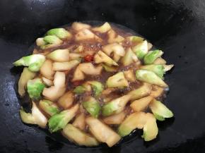 喜欢吃辣的再加入几粒辣椒。