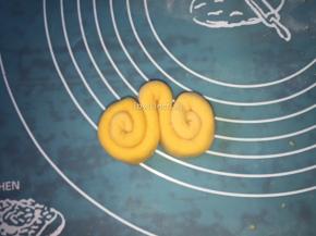 卷至中间剩下一小段时直接拼聚在一起（如图）
