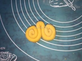 卷至中间剩下一小段时直接拼聚在一起（如图）
