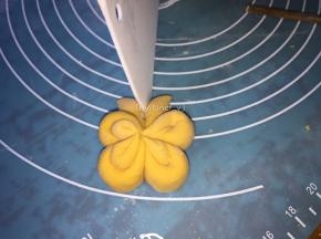 .将中间突出的部分用刀切开，成蝴蝶的触须部分
